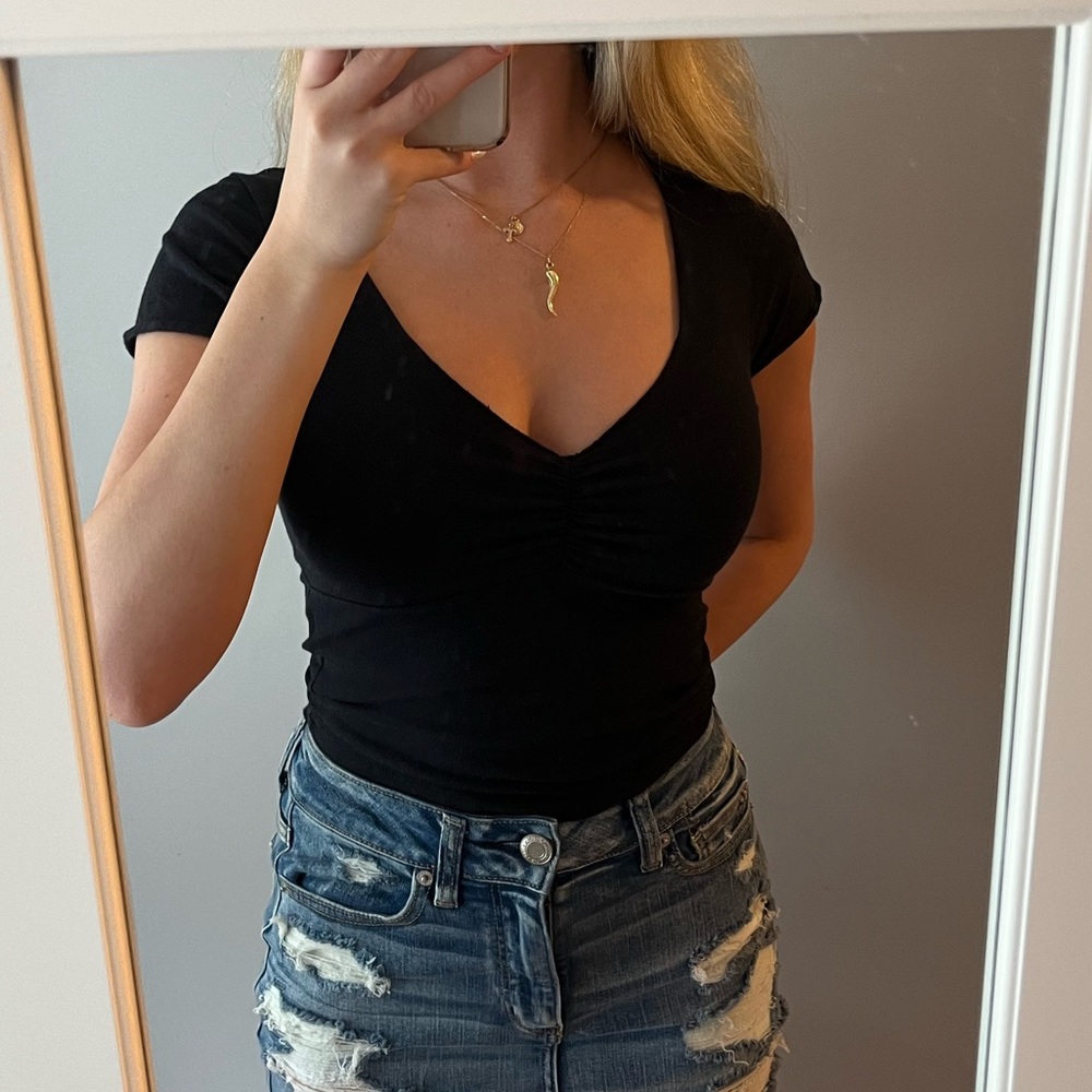 🤍BRANDY MELVILLE John Galt Black Ruched Top🤍